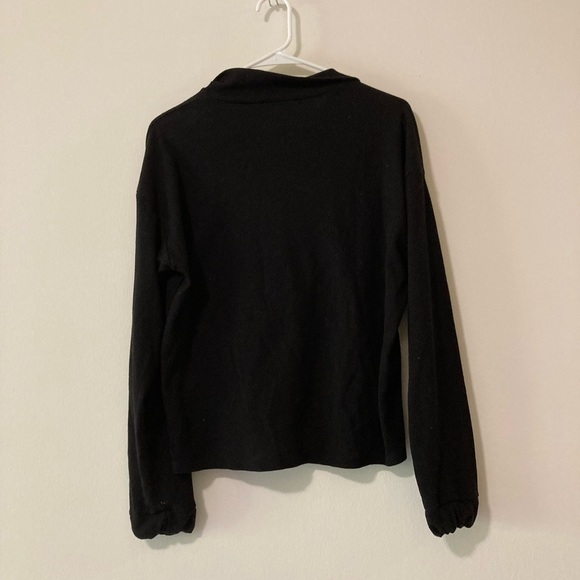 no tag, black sweater, very comfy and stretchy, not a flimsy material though - Picture 2 of 3